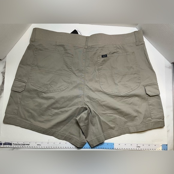 Lee® Plus Mid Rise Cargo Short Size 20W - Picture 2 of 3